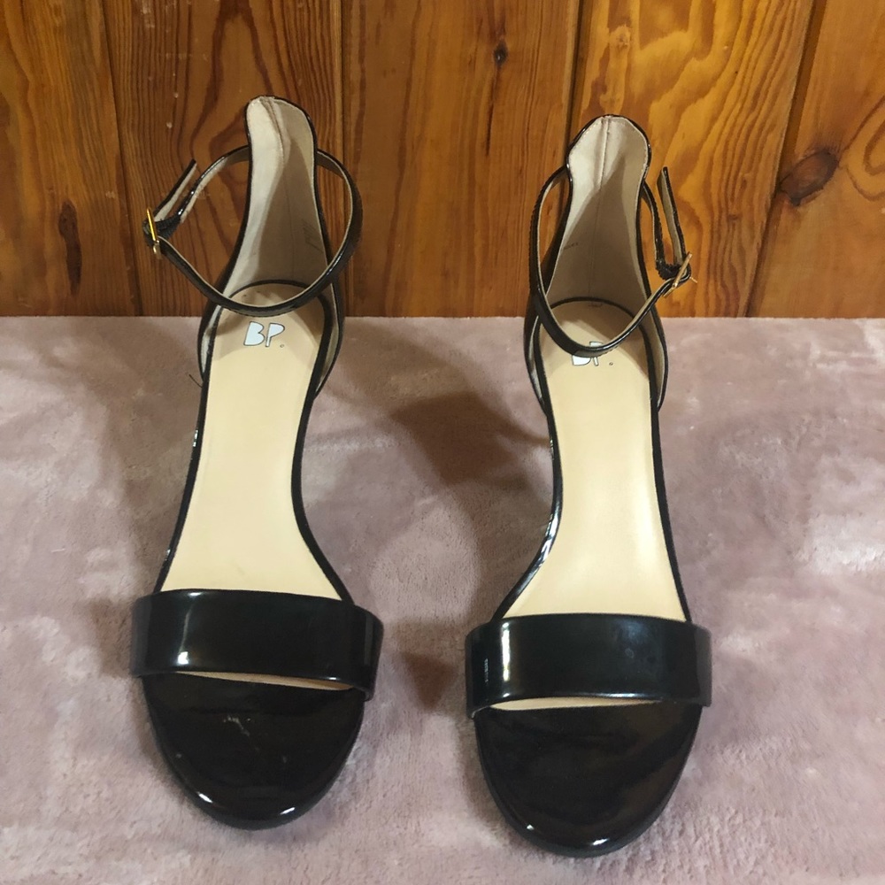 Black heels with gold strap